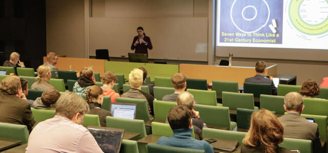Jussi-Pekka Teini puhuu seminaarisalissa yleisölle