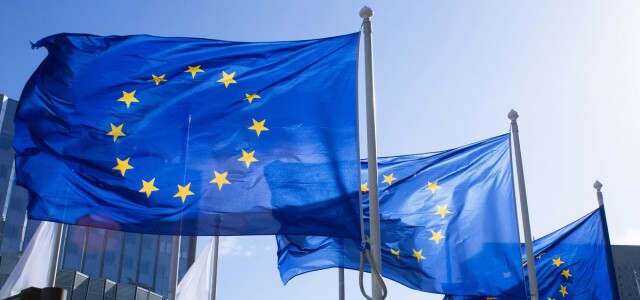 Kolme EU-lippua liehuu lipputangoissa.