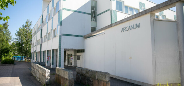 Arcanum-rakennus kesällä