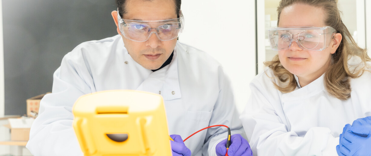 Vipul Sharma ja Anastasia Koivikko laboratoriossa.