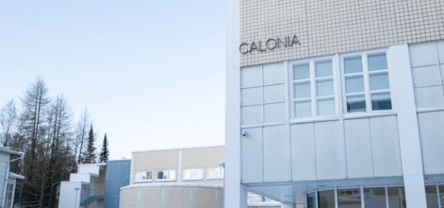 Calonia-rakennuksen nurkka talvimaisemassa