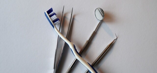 Kuvituskuva, jossa hammaslääkärin välineitä ja hammasharja.