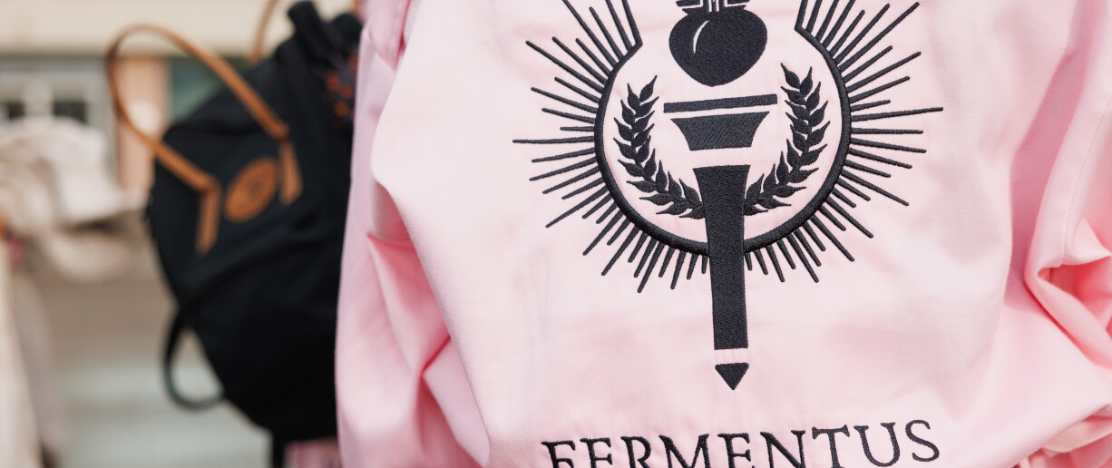 Opiskelijahaalareiden selkämys, joissa lukee Fermentus