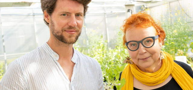 Benjamin Fuchs ja Marjo Helander Ruissalon kasvitieteellisellä puutarhalla.