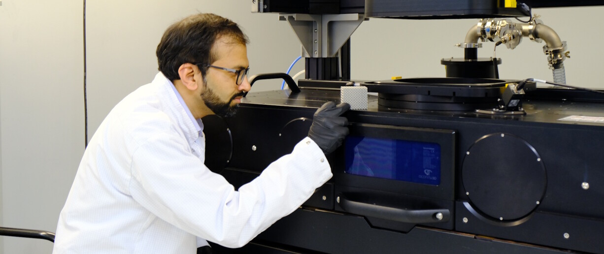 Ashish Ganvir ja 3D-tulostuslaite.