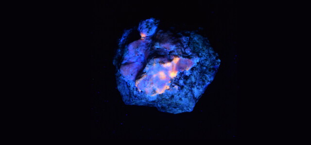 Hackmaniitti-mineraali kuvattuna UV-valossa