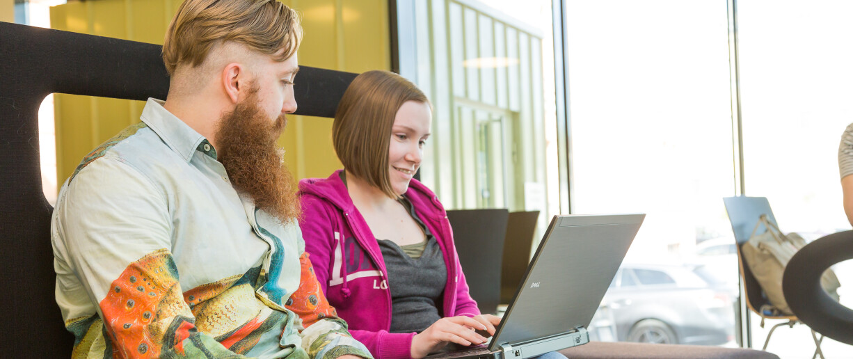 Opiskelijoita aulassa