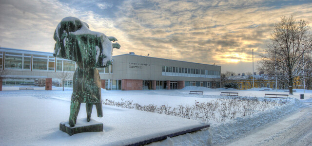 Genius-patsas Turun yliopiston kampuksen keskusaukiolla talvella