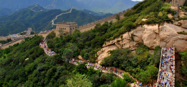 Kiinan muuri on yksi Kiinan suosituimmista matkailukohteista.