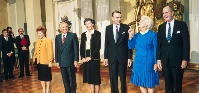 Kuvassa Neuvostoliiton johtaja Mihail Gorbatshov, Suomen presidentti Mauno Koivisto ja Yhdysvaltain presidentti George Bush puolisoineen. 