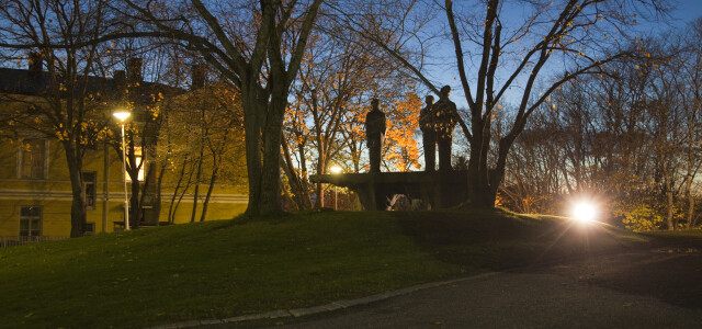 kolme vekkulia -patsas pimeässä Yliopistonmäellä
