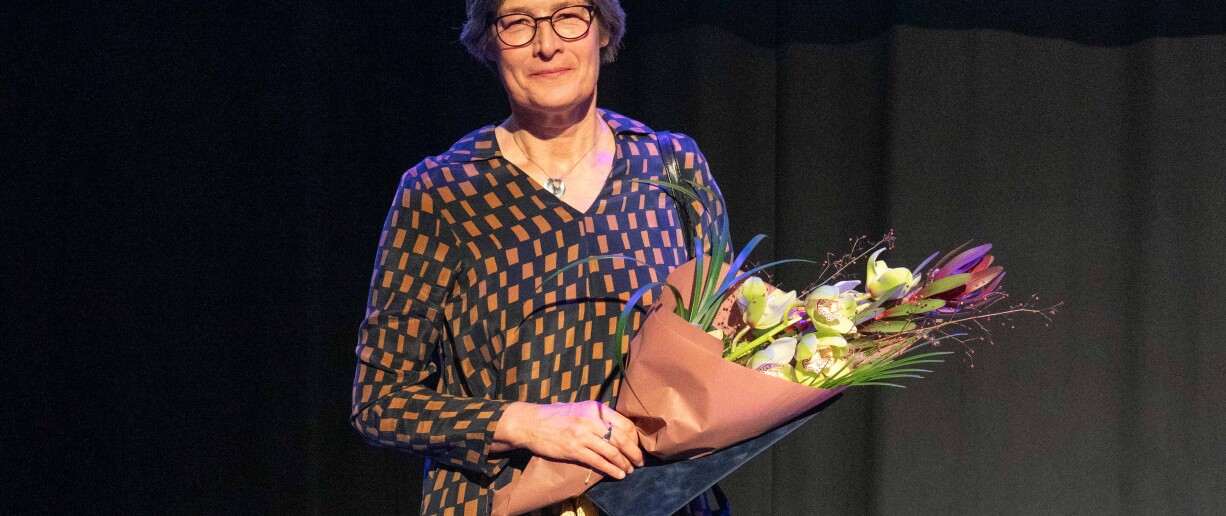 Päivi Korhonen kukkakimpun kanssa