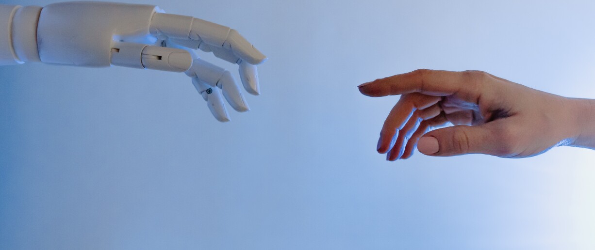 Ihmisen käsi ja robotin käsi