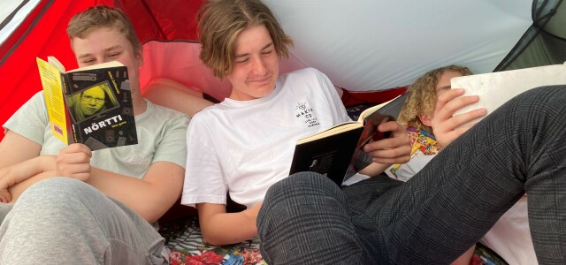 pojat lukemassa kirjoja