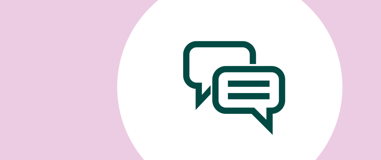 Kaksi vihreää puhekuplaa valkoista ja vaaleanpunaista taustaa vasten.