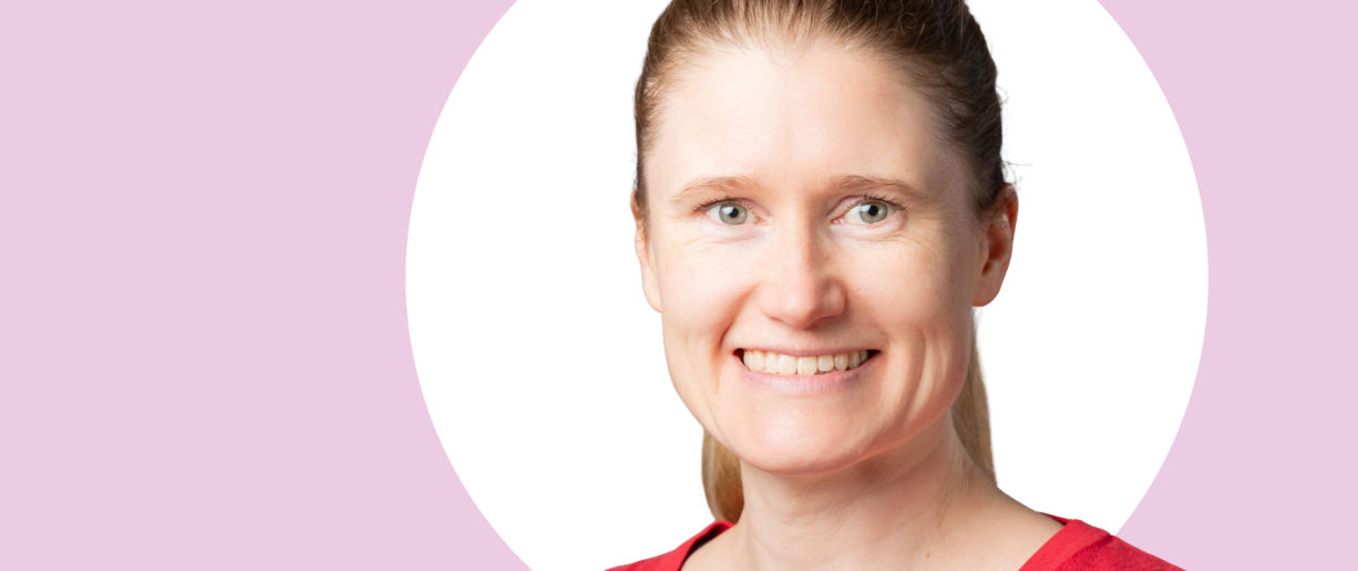 Mirkka Danielsbacka lähikuvassa.