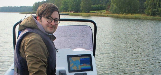 Ympäristötieteen väitöskirjatutkija Ruslan Gunko ajamassa venettä.
