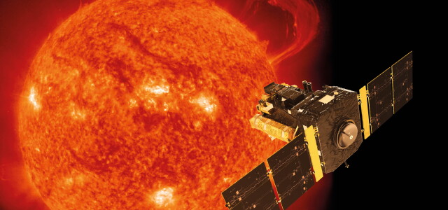 Taiteilijan näkemys SOHO-satelliitista tekemässä mittauksia Auringosta