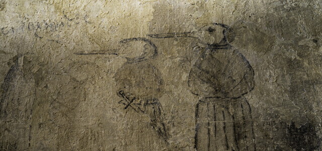Kuvituskuvassa vanha seinäpiirrustus jossa keskiaikaisia ruttolääkäreitä