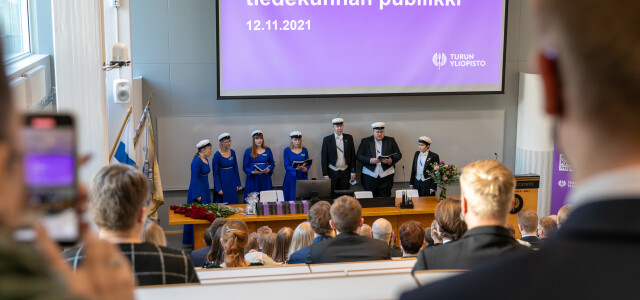Turun yliopiston kuoron tuplakvartetti esiintyy valmistujaisjuhlassa.