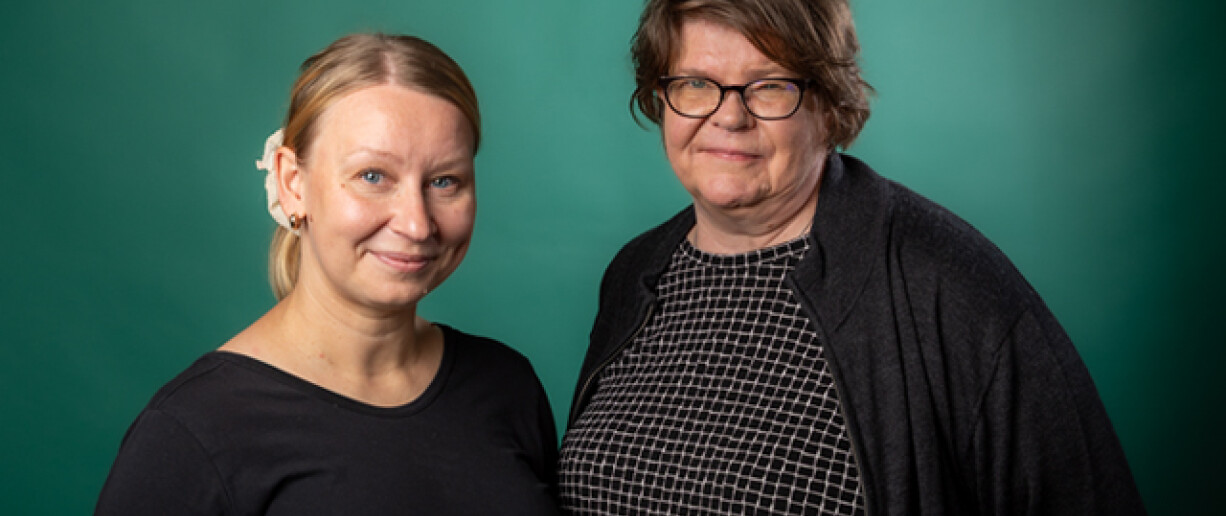 Kaisa Mishina ja Solja Niemelä lähikuvassa, vihreä tausta.