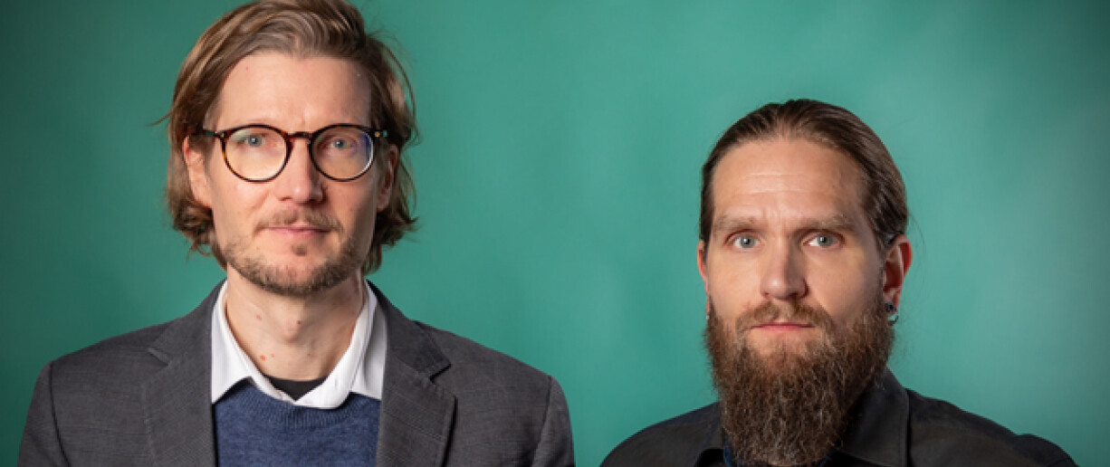 Tatu Hyttinen ja Jani Sinokki lähikuvassa, vihreä tausta.