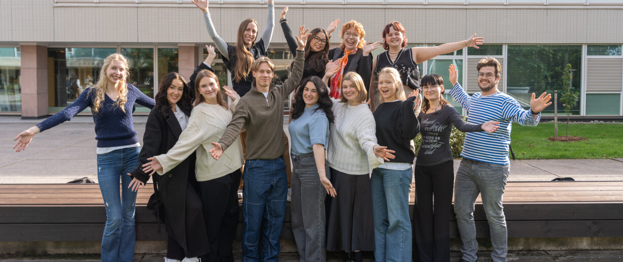 Opiskelijalähettiläät yliopistonmäellä.