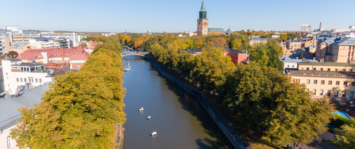 Ilmakuva Aurajoki ja Turun tuomiokirkko syksy 2022