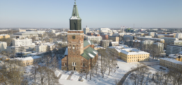 Ilmakuva Turun tuomiokirkko ja Akatemiatalo talvi 2023