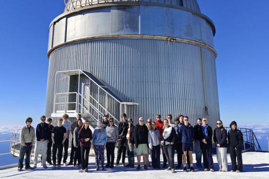 NOT-koulun lukiolaisia NOT-kaukoputken edessä Kanariansaarten korkeudessa