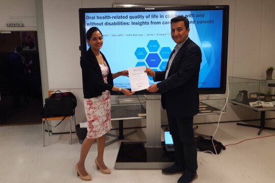 Ramaa Lalita Balkaran receiving the award from Ulvi Gürsoy