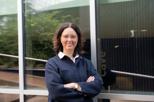 Cecilia Söderberg-Nauclér lähikuvassa ulkona.