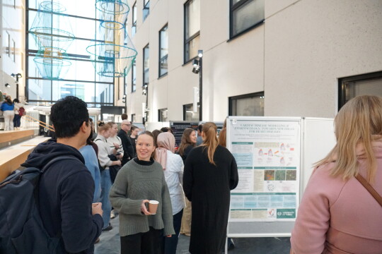 Opiskelijoita esittelemässä postereita