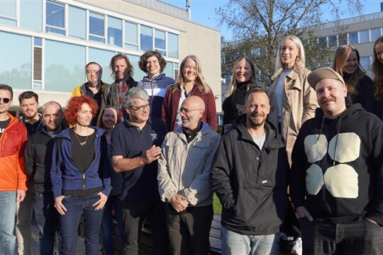 Ihmisiä seisomassa Yliopistonmäellä.