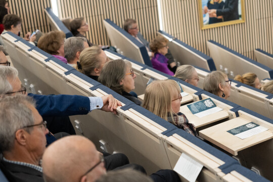 Ihmisiä kuuntelemassa luentosalissa