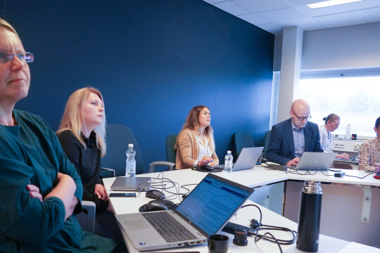 Tutkijoita neuvottelupöydän ääressä.