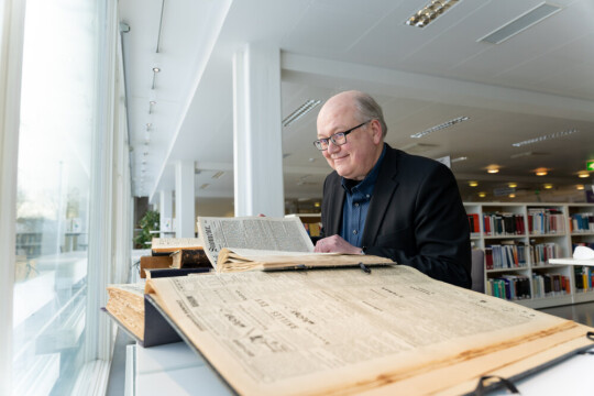 Henkilö selailemassa kulttuurihistoriallisia aineistoja