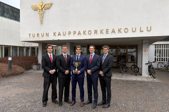 CFA tiimi koulun edessä