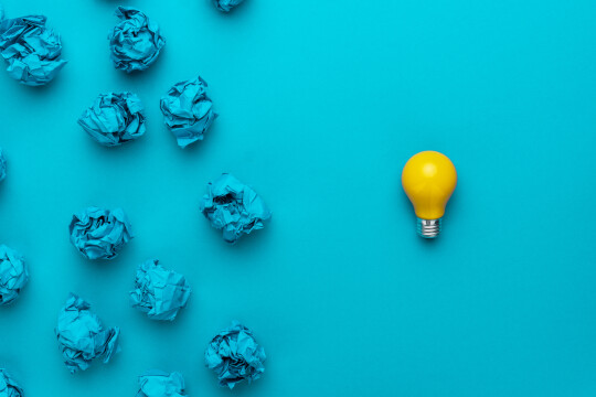 kuvituskuva rypistettyjä papereita ja lamppu
