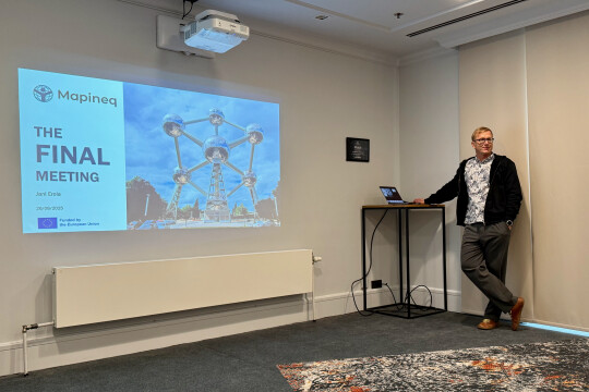 Jani Erola luentosalin edessä.