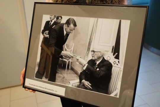 Kehystetty valokuva Mauno Koivistosta Urho Kekkosen syntymäpäivillä