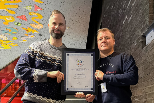 Metsokankaan koulun rehtori Otto Leskinen ja KiVa-vastuuopettaja Antti Ranta pitelemässä vuoden KiVa-koulu-diplomia