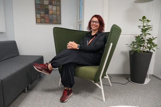 Akatemiatutkija Miriam Tedeschi nojatuolissa