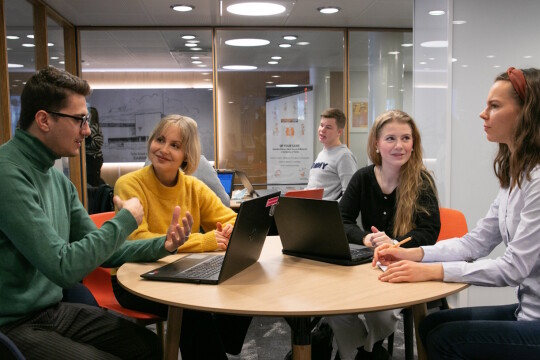 alt="opiskelijat tekevät ryhmätyötä yliopiston kirjastossa"
