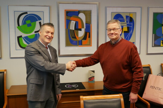 Hannu Schadewitz kättelee Luis Alvarez Estebania