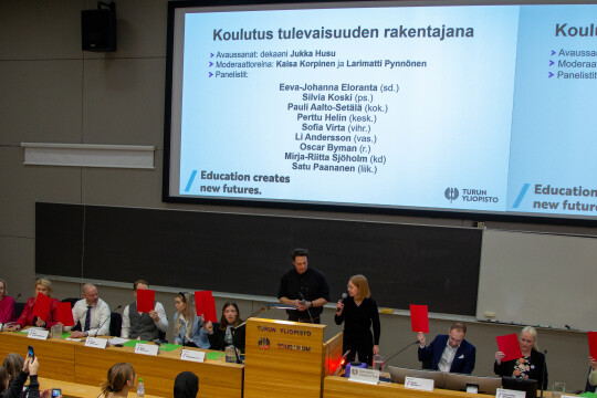 Kaikki vaalipaneeliin osallistuneet edustajat pitkän pöydän takana.