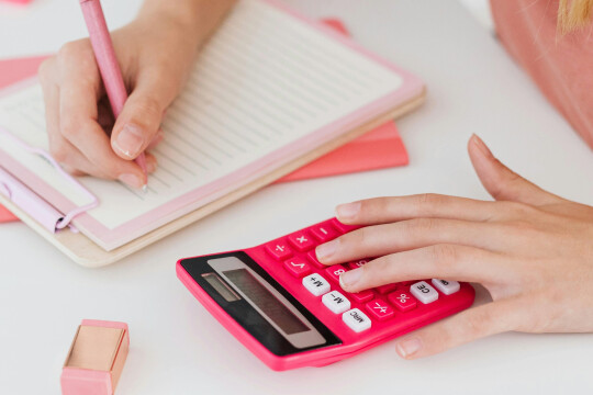 Opiskelija laskee laskimella