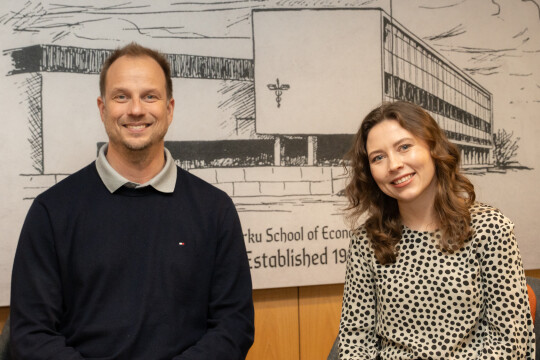 Teemu Birkstedt ja Sissi Lehto hymyilemässä kauppakorkeakoululla