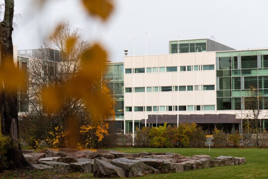 Rakennus kuvattuna syksyllä