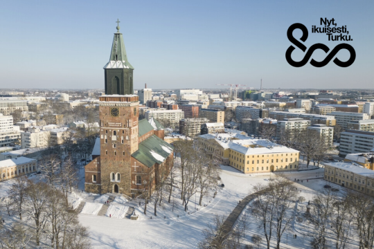 Talvinen ilmakuva Turun tuomiokirkosta, ja kuvan päällä oikeassa yläkulmassa Turku 800 -tunnus